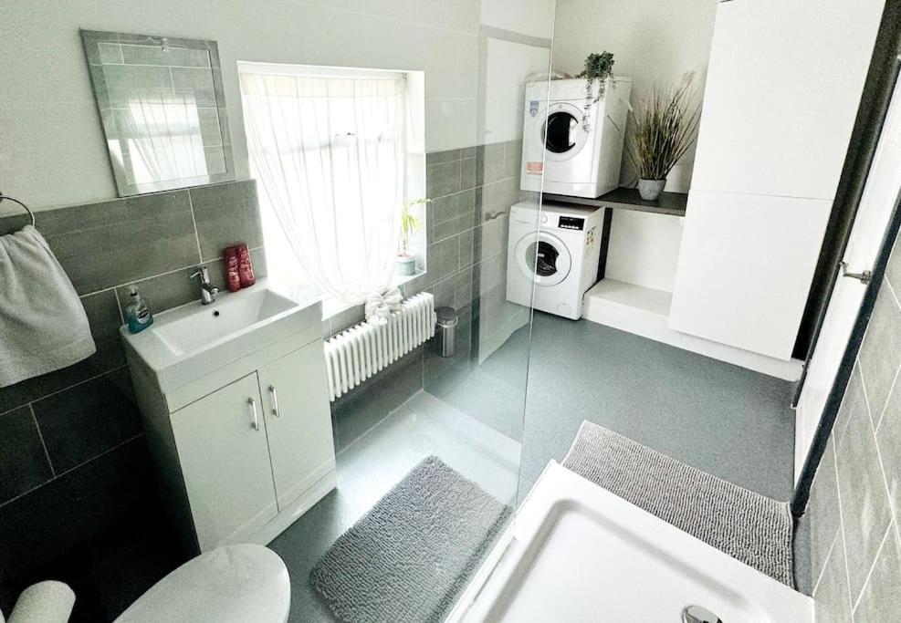 Luxe Living Family Home - Beach, Wifi, Parking Swansea Exterior foto